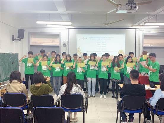 会议室里的人们

中度可信度描述已自动生成