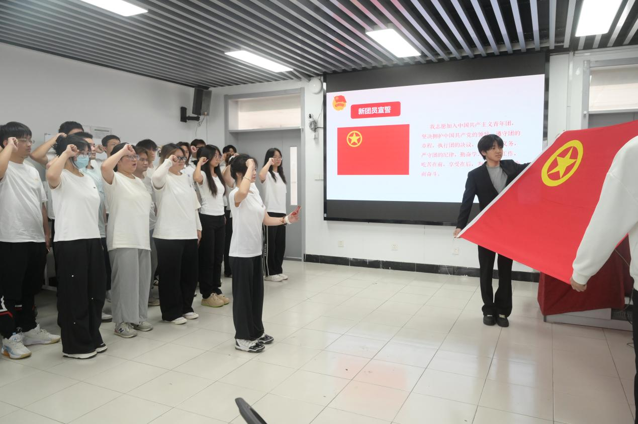 团聚青春力量，共谱时代华章|电子技术与工程学院举行新团员入团仪式