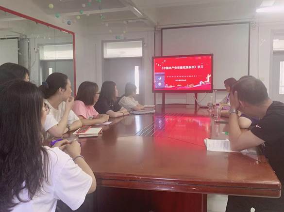 一群人在餐厅里吃桌子上
中度可信度描述已自动生成